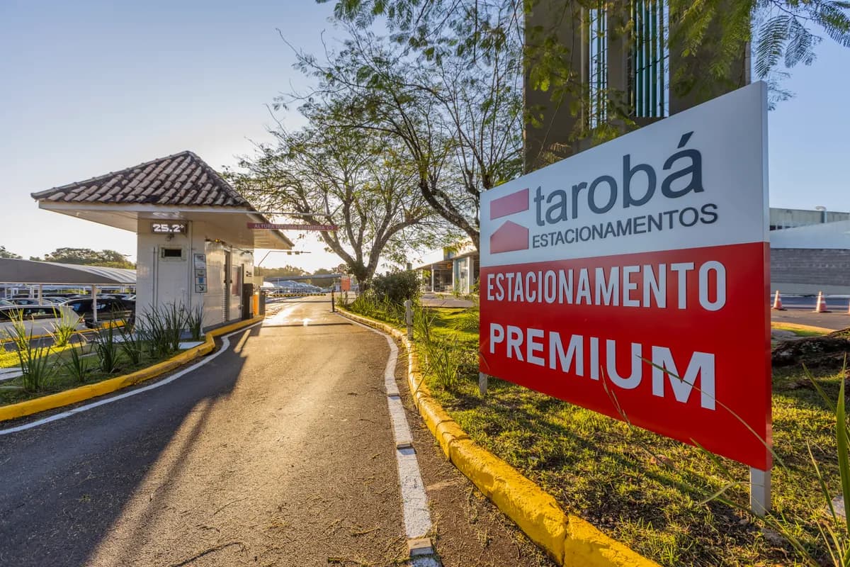 Cliente caminhando tranquilamente pelo pátio seguro do Tarobá Estacionamento rumo ao aeroporto